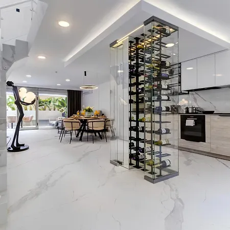 Sea View I Pool I Private Garage I Wi-fi I Wine L Coffee וילה